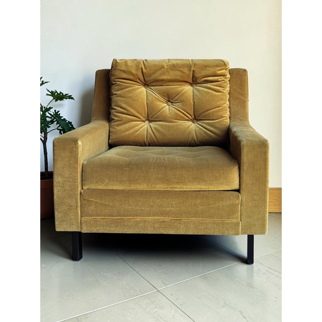 Italian design armchair, 1970s. Cubic in shape, it measures 72 cm high, 75 cm wide, and 78 cm deep. The seat height is...