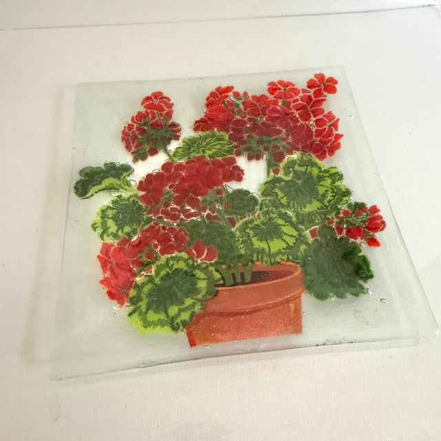 1990s American Handmade Peggy Karr Fused Glass Potted Geranium Square Plate Tray For Sale - Image 4 of 5