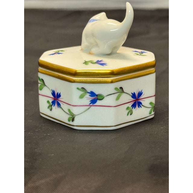 Herend Mid 20th Century Herend Hungary Blue Garland PBG Hand Painted Octagon Box Kitty Cat Finial 6074 For Sale - Image 4 of 10