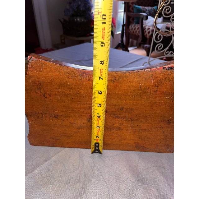 1980s Hollywood Regency Gilded Gold Toned Shelf Wall Sconce in Shell Form For Sale - Image 9 of 11