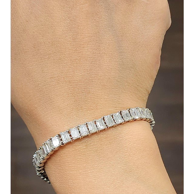 Modern 14.44 Ct Emerald Cut Diamond Tennis Bracelet For Sale - Image 3 of 8