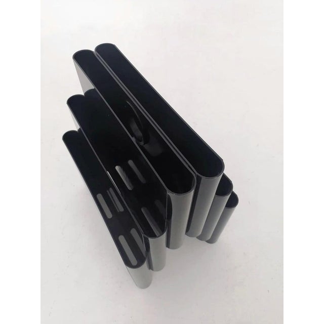 Giotto Stoppino Black Plastic Magazine Rack by Giotto Stoppino for Kartell, Italy For Sale - Image 4 of 11