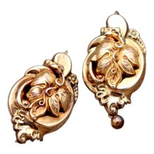 Gold Earrings with Vine Leaf Reliefs and Pendant, Set of 2 For Sale