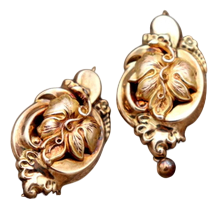 Gold Earrings with Vine Leaf Reliefs and Pendant, Set of 2