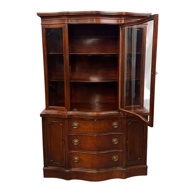 American Vintage Federal Style Bow Front Mahogany China / Display Cabinet For Sale - Image 3 of 11