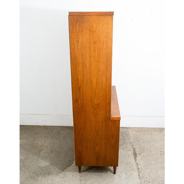 1960s Mid Century Modern China Cabinet Hutch Glass Display Walnut Furniture Drawers For Sale - Image 4 of 12