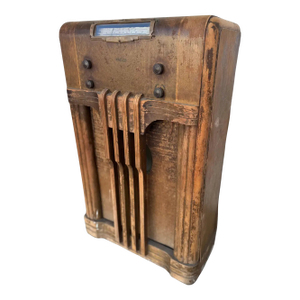 Vintage Art Deco Walnut Radio