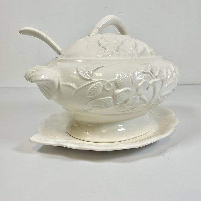Mid-Century Hollywood Regency Coastal Cream Ware Iris Motif Ironstone Soup Tureen - 3 Piece.Set For Sale - Image 13 of 18
