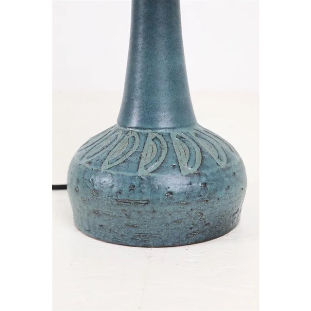 Handgored foot. Danish version with built -in switch. Come with adapter for standard lamps. Comes with a new lampshade...