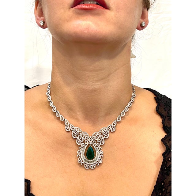 11 Ct Pear Shape Zambian Natural Emerald & 17 Ct Diamond Necklace 18 Karat Gold For Sale - Image 14 of 18