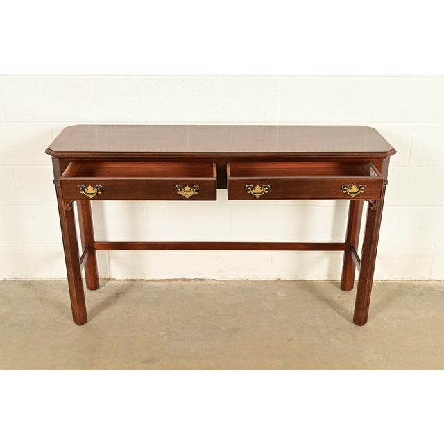 1980s Chippendale Carved Banded Mahogany Console Table by Craftique For Sale - Image 5 of 16