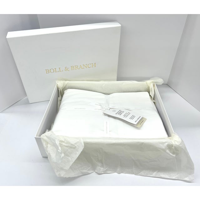 Contemporary Brand New Boll & Branch Signature Hemmed Sheet Set – Queen – 100% Organic Cotton For Sale - Image 3 of 9
