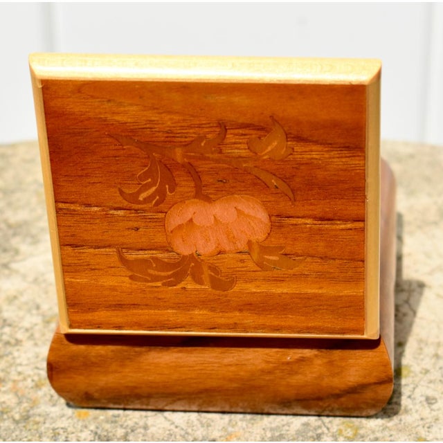 Vintage Italian Floral Inlaid Wood Bombe' Shaped Jewelry Trinket Box For Sale In Philadelphia - Image 6 of 12