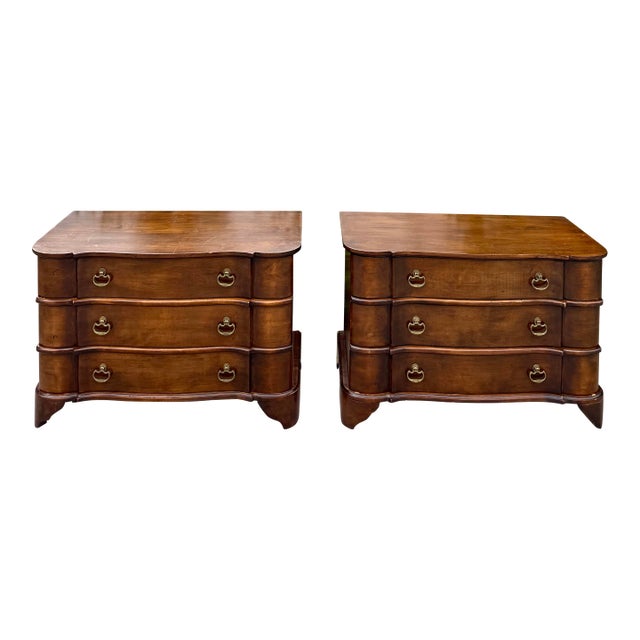 Pair of English Georgian Chippendale Style Serpentine Front 3-Drawer Nightstands For Sale