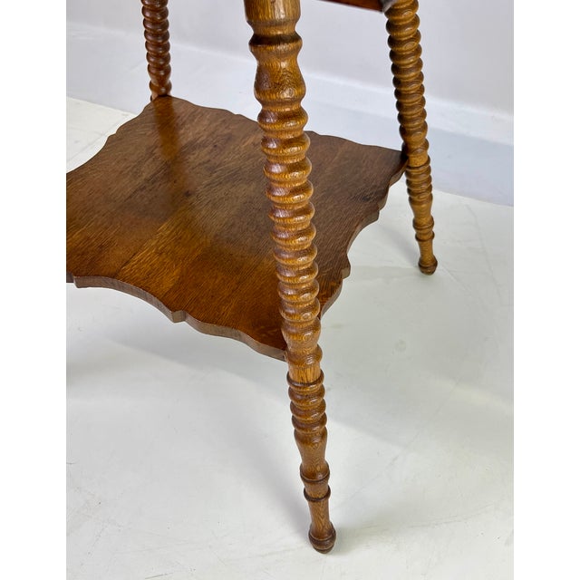 Early 20th Century Victorian Quarter-Sawn Tiger Oak Two-Tier Parlor Table With Spool-Turned Legs For Sale - Image 4 of 11