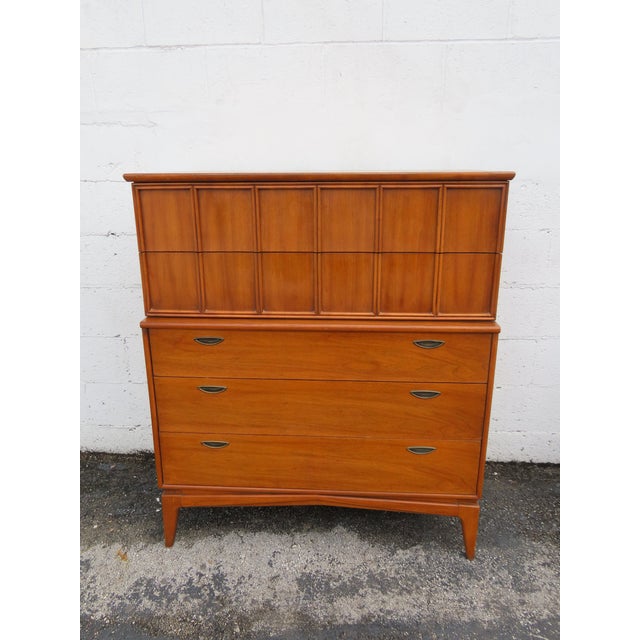 This excellent Chest of Drawers is made of wood, walnut, and veneer. The Chest of Drawers was made by Kent Coffey Parkway,...