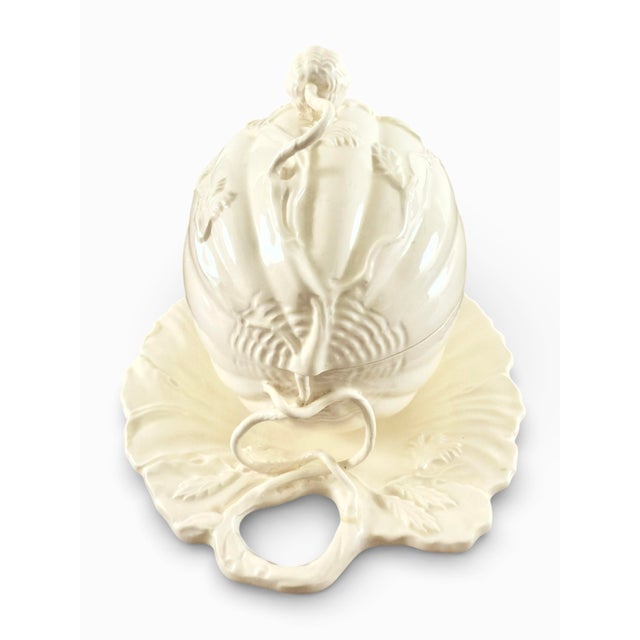 Ceramic Mid 20th Century Leedsware Classical Creamware Melon Covered Centerpiece Tureen Dish With Leaf Base – England For Sale - Image 7 of 12