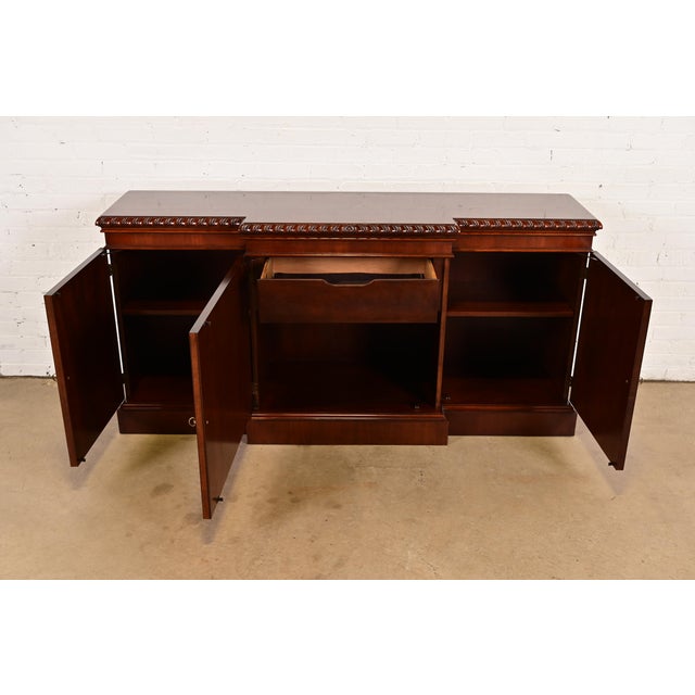 Late 20th Century Baker Furniture Historic Charleston Georgian Flame Mahogany Breakfront Sideboard or Bar Cabinet For Sale In South Bend - Image 6 of 14