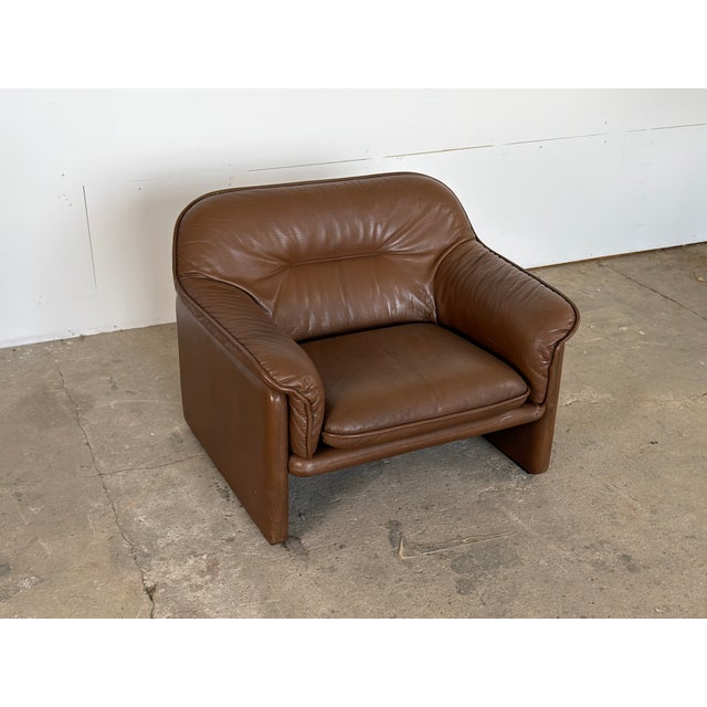 This lounge chair is the DS-16 model, produced by De Sede in Switzerland. The chair is upholstered throughout in thick...