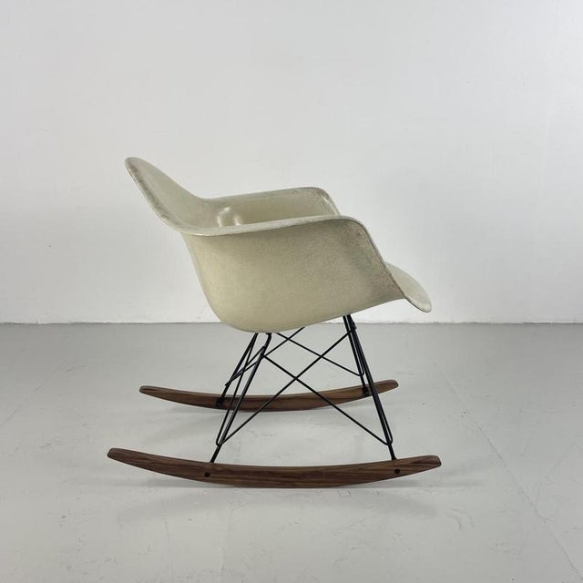 Plastic RAR Rocking Chair in Parchment Fibreglass by Charles and Ray Eames for Herman Miller, 1950s For Sale - Image 7 of 11