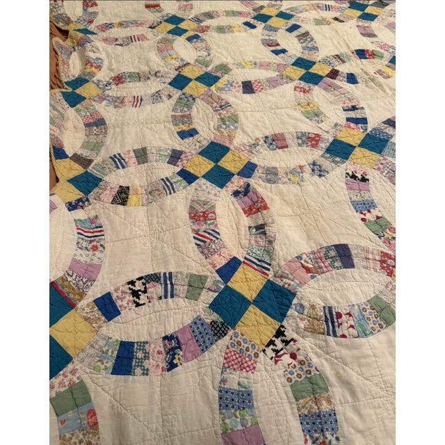 Linen Vintage Handmade Double Wedding Ring Quilt, Scalloped Edge, 70” X 70” For Sale - Image 8 of 11