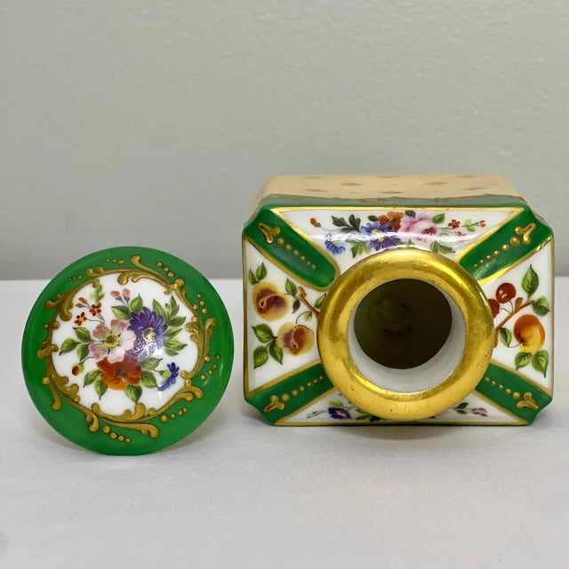 Light Yellow 19th Century Pair of Paris Porcelain Stoppered Bottles or Flacons For Sale - Image 8 of 17