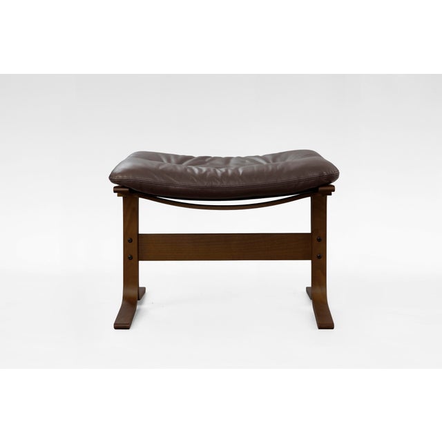 Vintage Siesta Chairs and Ottoman in Brown Leather and Plywood by Ingmar Relling for Westnofa, 1960s, Set of 3 For Sale - Image 5 of 6