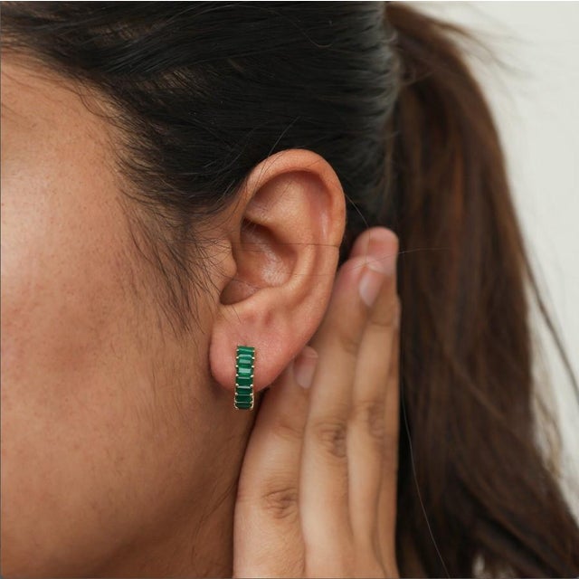 Contemporary 2.90 cts Natural emerald earrings in earring in 14k gold For Sale - Image 3 of 18