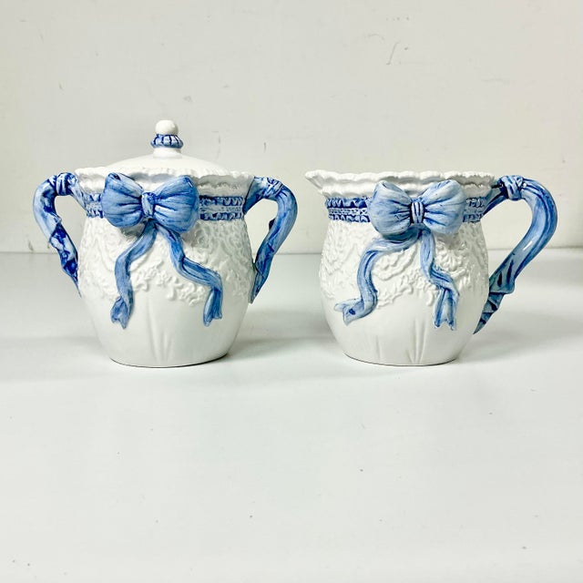 Fitz and Floyd 1980s Vintage Chippendale Hollywood Regency French Blue Ribbon & Bow Creamer and Covered Sugar Bowl - 2 Piece Set, After Fitz & Floyd For Sale - Image 4 of 13