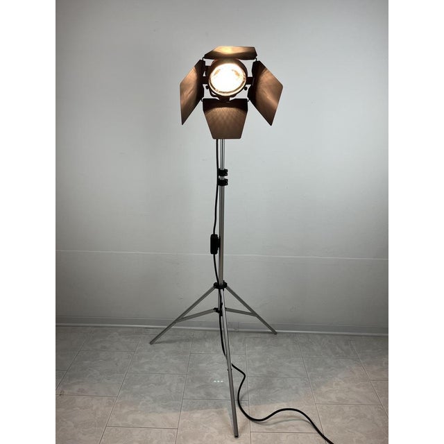 Gorgeous vintage spot 800 lamp signed Iianiro in orange and HPVC patinated aluminum with telescopic tripod (h max 240 cm)...