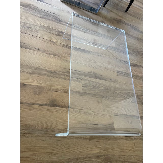 Mid d century modern Hollywood Regency water flow lucite coffee table. Miam 1950 th, heavy lucite. In good condition.