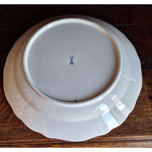 Vintage Round Serving Platter in Onion Pattern by Meissen, 1970s For Sale - Image 4 of 5