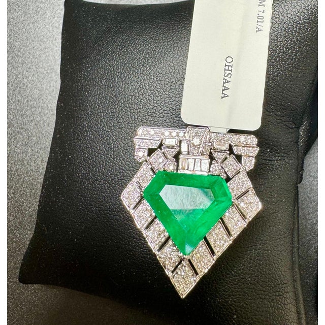 7 Ct Natural Emerald 1 Ct Brilliant cut Diamond Brooch /Pin 18 Kt White Gold For Sale - Image 10 of 18