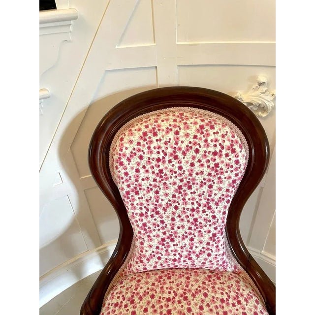 Antique Victorian mahogany ladies chair boasting a lovely shaped back, serpentine front rail, standing on shaped cabriole...