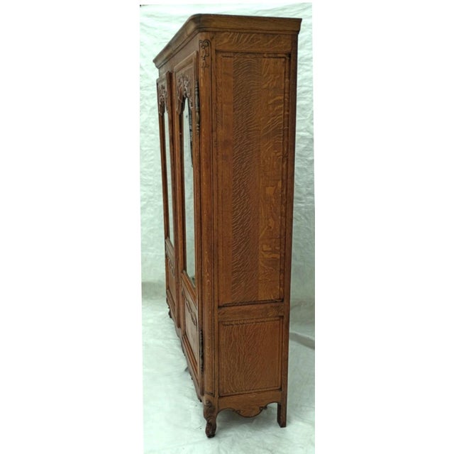 French Country Antique 1900s French Tiger Oak Display Cabinet, Louis XV Style, Carved Glass Door Bookcase For Sale - Image 3 of 17