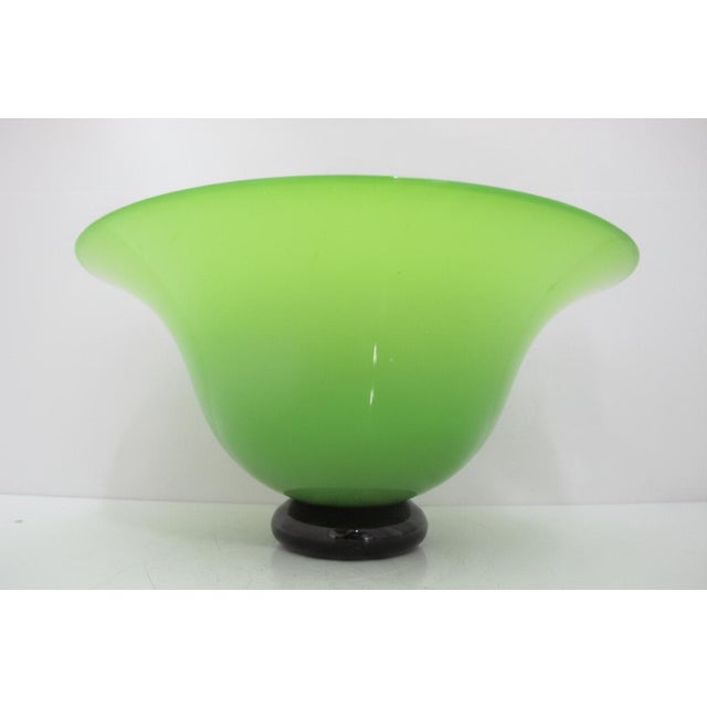 Abstract Donald Carlson Apple Green Large Studio Art Glass Fluted Footed Bowl For Sale - Image 3 of 9