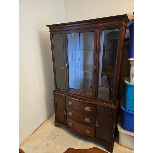 (Set) Exquisite 1948 Drexel “Travis Court” Federal Revival Sideboard & China Cabinet For Sale In Houston - Image 6 of 18