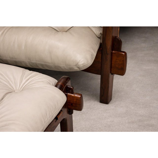 Sergio Rodrigues “Moleca” Lounge Chair with Ottoman in Rosewood & Leather, Sergio Rodrigues, 1963, Brazil - Lot 214-346 For Sale - Image 4 of 17