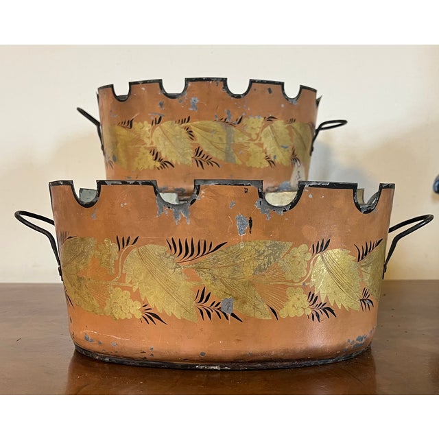 French Antique Early 19th Century French Empire Tole Monteiths or Cachepot Jardinieres With a Garland of Gold Leaves on a Salmon Ground - A Pair For Sale - Image 3 of 17