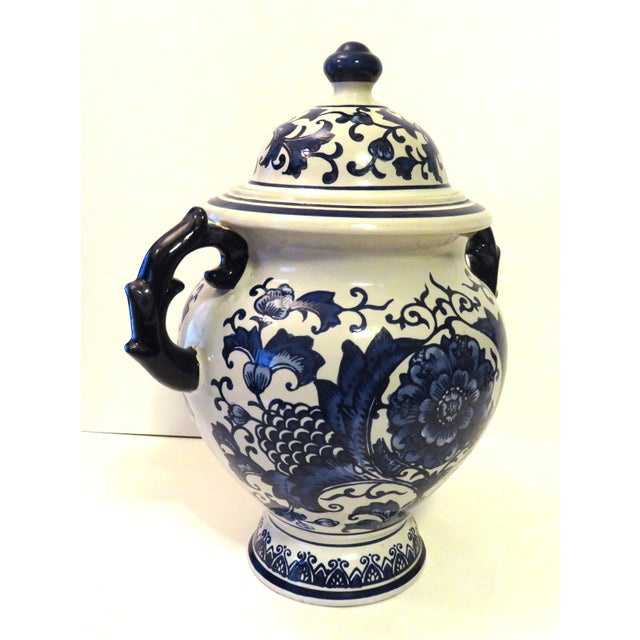 Chinoiserie Blue and White Ceramic Porcelain Ginger Jar with Lid and Handles VTG Excellent like new condition. It is...