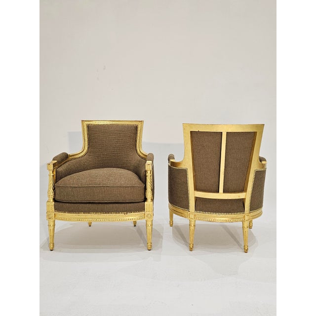 Hand-carved beech wood Gold leaf finish High-resilience foam Bronze-colored fabric and gold upholstery nails