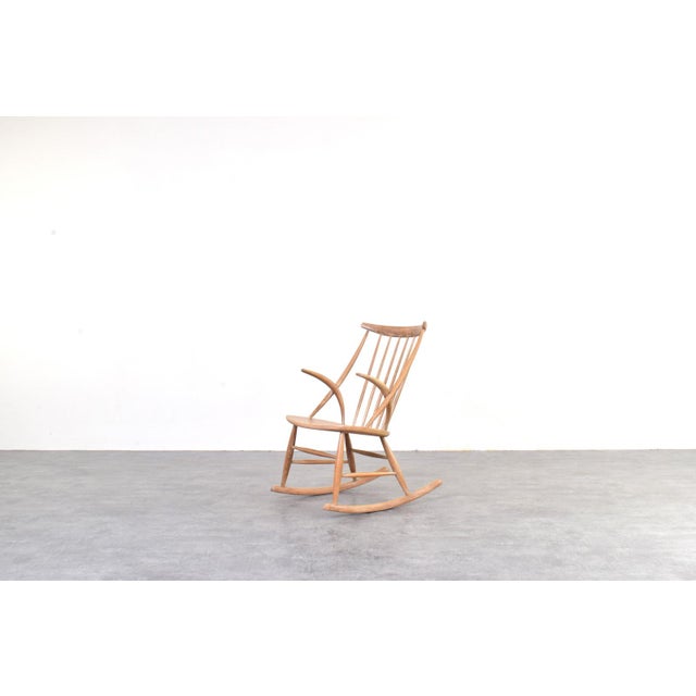 The IW3 rocking chair, designed by Illum Wikkelsø for the Niels Eilersen manufacturer, is one of the most distinctive...