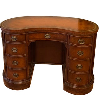 1930's Antique Federal Style Mahogany Kidney Shaped Leather Top Ladies Writing Desk For Sale