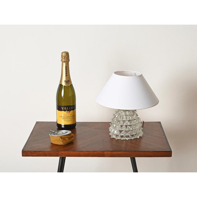 Marvelous large table lamp in "rostrato" murano mouth-blown glass and brass, completed by an off-white cotton lampshade....