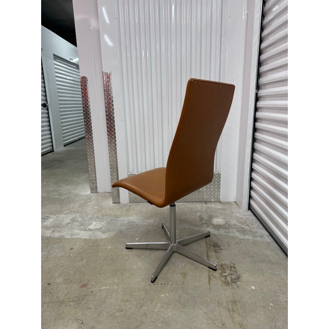 Arne Jacobsen Oxford medium high-back chair, a classic design that combines comfort with timeless style. This version...