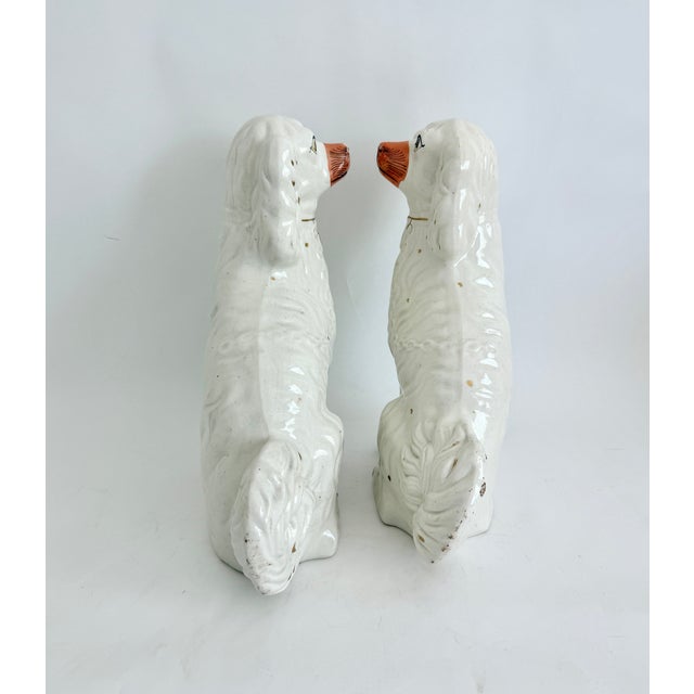 Staffordshire Antique 19th C White Staffordshire Spaniel Mantel Dogs - A Pair For Sale - Image 4 of 18