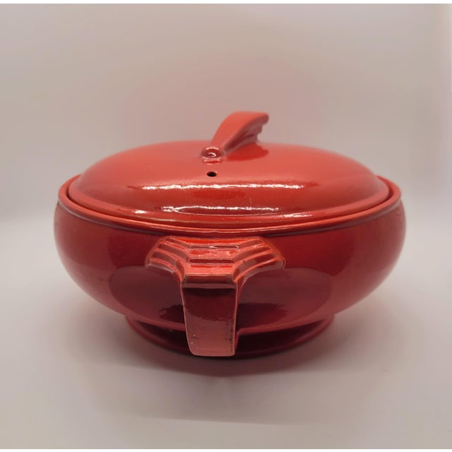 This really awesome casserole from Hall China is in the sundial pattern featuring a Retro top and handles. Still stylish...