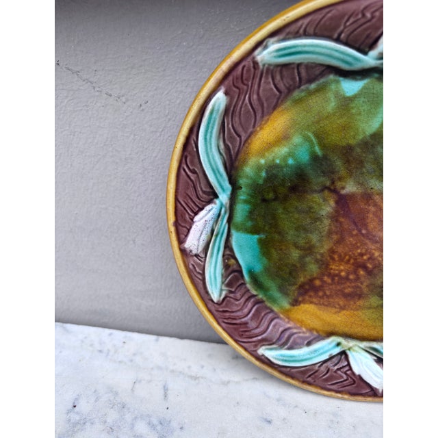 Rustic 19th Century English Majolica Leaves Plate For Sale - Image 3 of 4