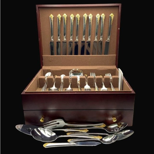 Oneida Cube Golden Damask Rose 59-Piece Set (Service for 10 + 8 Hostess PCS + Wooden Chest) Vintage Stainless Steel With Gold Accent For Sale - Image 18 of 18