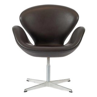 Brown Mid Century Danish Modern Swan Chair by Arne Jacobsen for Fritz Hansen For Sale